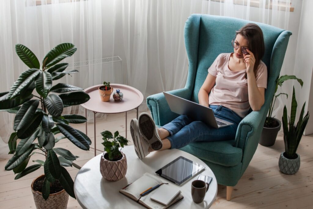 W obliczu niepewności ekonomicznej, jaką niosą za sobą zmiany na globalnym rynku pracy, coraz więcej osób zastanawia się nad dodatkowymi formami zabezpieczenia finansowego